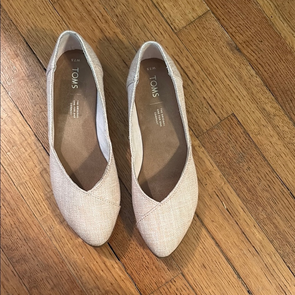 Toms Cream Ballet Flats with Textured Design size 7 1/2 wide